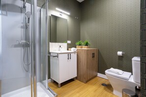 Apartment (2 Bedrooms) | Bathroom | Shower, free toiletries, hair dryer, towels - Genteel Home Zaragoza (Seville)