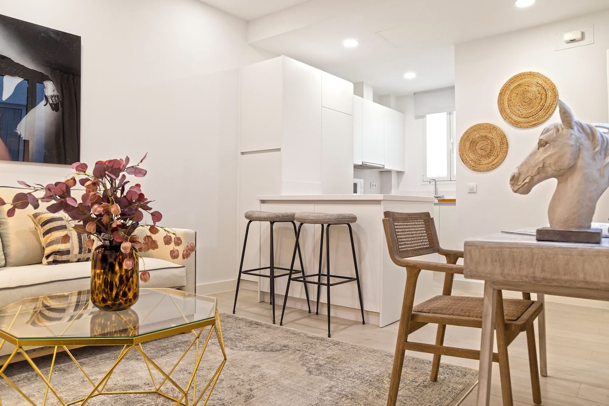 Apartment (1 Bedroom) | Ruang tamu | TV