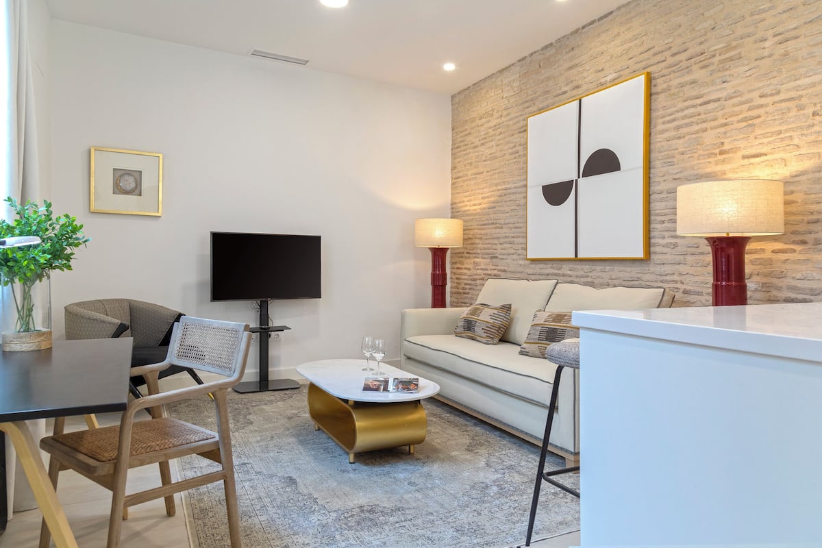 Apartment (1 Bedroom) | Ruang tamu | TV