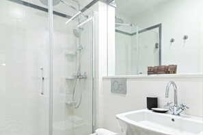 Appartement (1 Bedroom) | Salle de bain | Douche, articles de toilette (gratuits), séchoir à cheveux