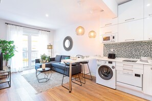 Appartement | Privékeuken | Een koelkast, een microgolfoven, een kookplaat, een vaatwasser