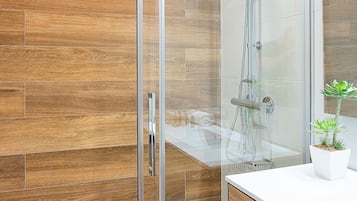 Apartamento | Baño | Ducha, artículos de higiene personal gratuitos y secador de pelo