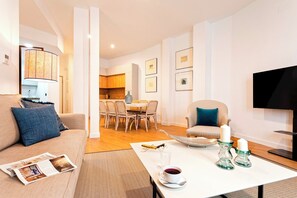 Apartment (3 Bedrooms) | Living area