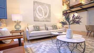 Apartment (4 Bedrooms) | Living area