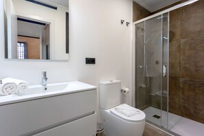 Shower, free toiletries, hair dryer, towels - Genteel Home Almansa (Seville)