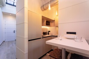 Apartment, Terrasse (0 Bedroom) | Eigene Küche | Großer Kühlschrank, Mikrowelle, Herdplatte