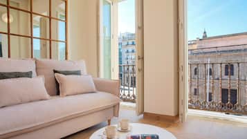 Apartment (0 Bedroom) | Living room