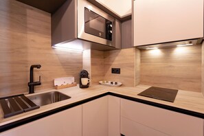Lejlighed (0 Bedroom) | Privat køkken | Køleskab/fryser i fuld størrelse, mikrobølgeovn, kogeplade