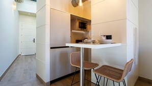 Appartement, terrasse (0 Bedroom) | Repas dans la chambre