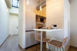 Apartment, Terrasse (0 Bedroom) | Essbereich im Zimmer