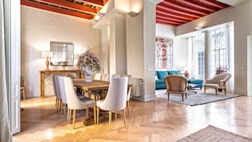 Hus (Multiple Bedrooms) | Opholdsområde | Tv