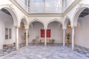 Courtyard - Genteel Home Palacio Abades Terrace (Seville)