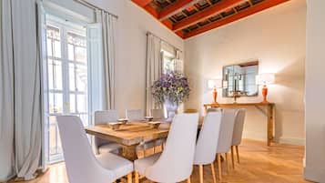 House (Multiple Bedrooms) | In-room dining