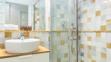 Appartement | Badkamer | Een douche, gratis toiletartikelen, een haardroger, handdoeken