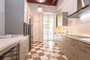 Huis (Multiple Bedrooms) | Privékeuken | Een koelkast/vriezer, een magnetron, een oven, een kookplaat