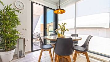 Appartement (2 Bedrooms) | Dineren in de kamer