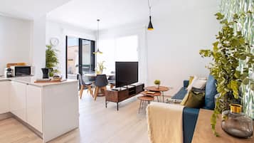 Appartement (2 Bedrooms) | Woonruimte | Een televisie