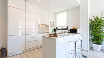 Appartement (2 Bedrooms) | Privékeuken | Een koelkast, een magnetron, een oven, een vaatwasser