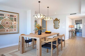 Apartment (3 Bedrooms) | In-room dining