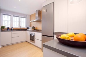 Huoneisto (3 Bedrooms) | Yksityinen keittiö | Jääkaappi, mikroaaltouuni, uuni, liesi