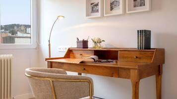 Lägenhet (3 Bedrooms) | 3 sovrum, skrivbord, strykjärn/strykbräda och gratis wi-fi