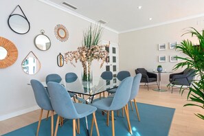 Villa (4 Bedrooms) | In-room dining