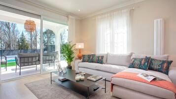 Villa (4 Bedrooms) | Woonkamer