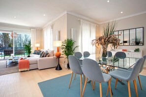 Huvila (4 Bedrooms) | Olohuone