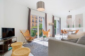 Apart Daire (2 Bedrooms) | Oturma alanı | Televizyon 