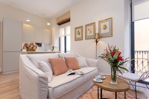 Apartment (3 Bedrooms) | Living room