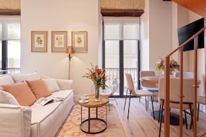 Apartment (3 Bedrooms) | Living room