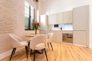 Apartment (1 Bedroom) | In-room dining - Genteel Home Rodrigo Caro (Seville)