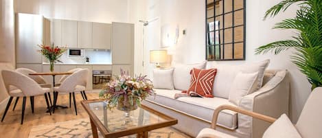Apartment (1 Bedroom) | Ruang tamu | TV Pintar