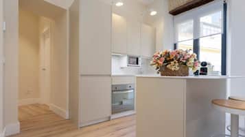 Appartement (3 Bedrooms) | Privékeuken | Een koelkast, een magnetron, een oven, een kookplaat