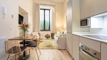 Apartment (2 Bedrooms) | Private kitchen | Fridge, microwave, oven, stovetop