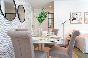Apartment (2 Bedrooms) | In-room dining