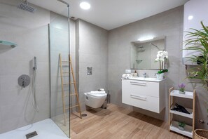 Departamento (2 Bedrooms) | Baño | Regadera, amenidades de baño gratuitas, secadora de cabello, toallas 