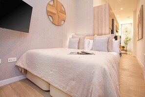 1 habitación, tabla de planchar con plancha y cunas gratuitas 