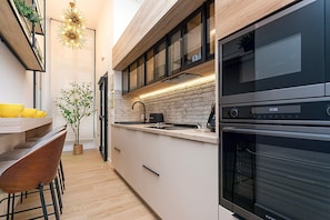 Studio (1 Bedroom) | Private kitchen