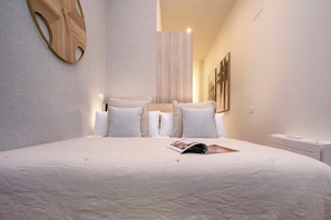 1 habitación, tabla de planchar con plancha y cunas gratuitas