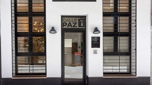 A building entrance with a sign reading "Calle Paz 1" and a sign for "Gentel Home Lobbies Paz". - Genteel Home La Paz (Granada)