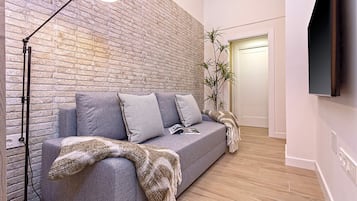 Studio (1 Bedroom) | Ruang keluarga | TV