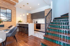 House (4 Bedrooms) | Dapur peribadi | Pembancuh kopi/teh, peti sejuk, ketuhar gelombang mikro, ketuhar