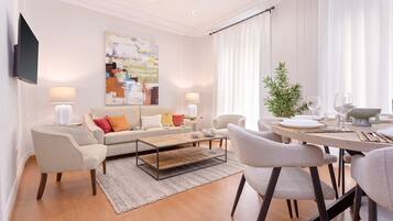 Apartment (3 Bedrooms) | Living area
