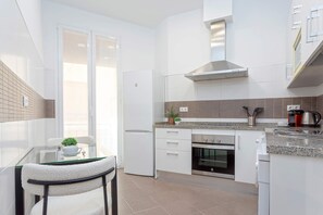 Apartment (3 Bedrooms) | Private kitchen | Fridge, microwave, oven, stovetop - Genteel Home Manuel de Sandoval (Córdoba)