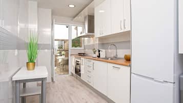 Appartement (2 Bedrooms) | Cuisine privée | Réfrigérateur, micro-ondes, four, plaque de cuisson