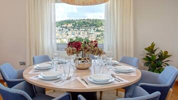 Apartment (4 Bedrooms) | In-room dining