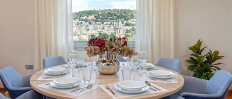 Apartment (4 Bedrooms) | Essbereich im Zimmer