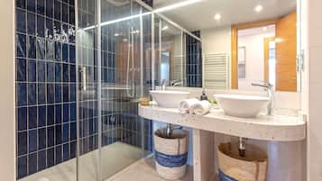 Ducha, artículos de tocador gratuitos, secador de pelo, bidet