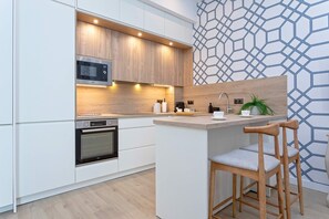 Appartamento (3 Bedrooms) | Cucina privata | Frigorifero con congelatore, microonde, forno, piano cottura